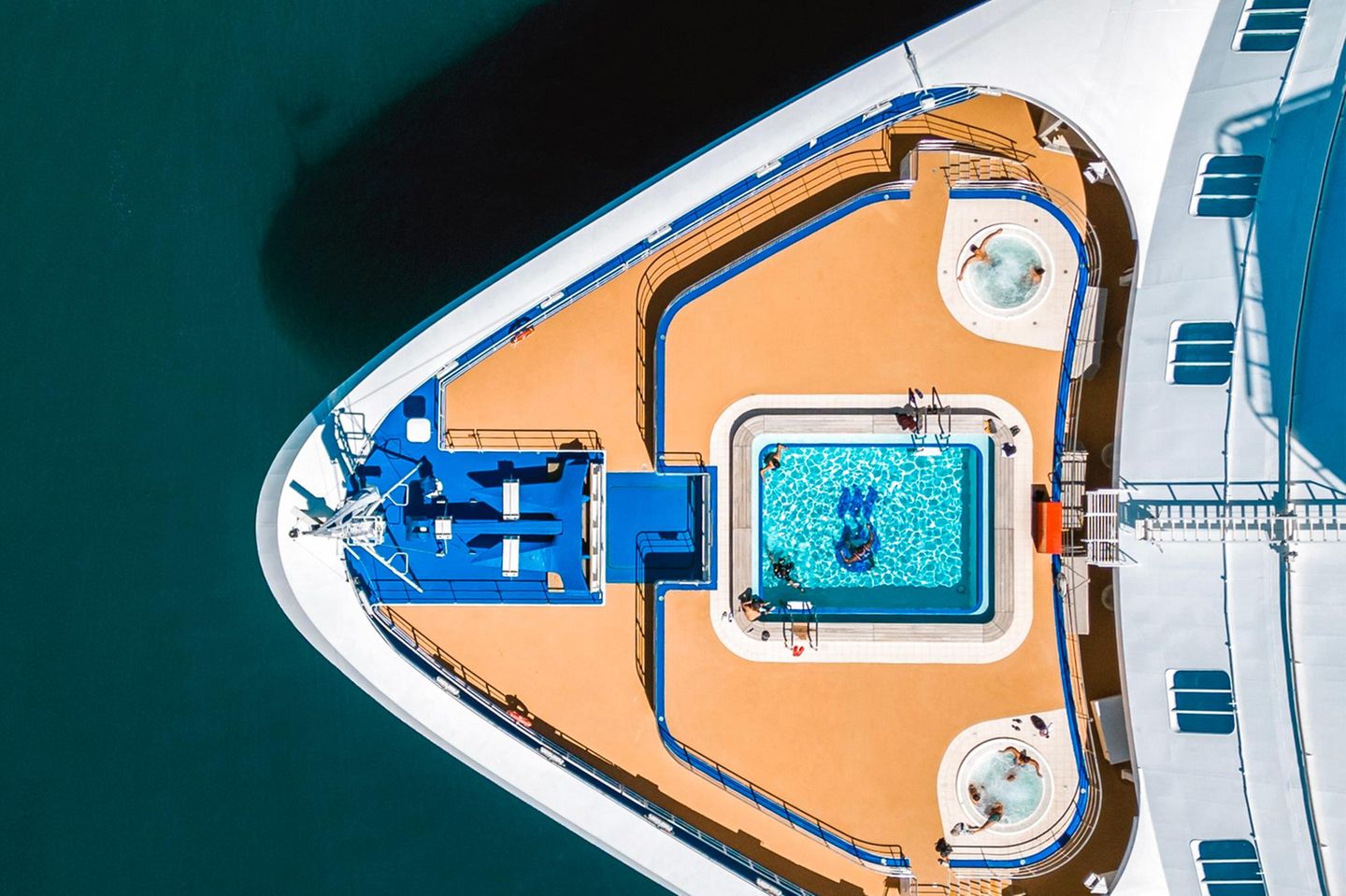 Kleiner Pool, großer Pool Die Spitze eines Schiffes verrät auch überraschend viel über die Arbeit an Bord. Kreuzfahrtschiffe etwa zeigen an ihrem Bug oft kleine Pools mit spartanischer Ausstattung. Sie sind für die Crew an Bord reserviert, während auf den Decks große Becken auf die Gäste warten.