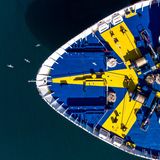 Die bunten Schiffsspitzen hat Fotograf Kostiuk in verschiedenen europäischen Hafenstädten per Drohne abgelichtet.