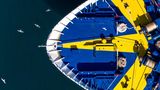 Die bunten Schiffsspitzen hat Fotograf Kostiuk in verschiedenen europäischen Hafenstädten per Drohne abgelichtet.