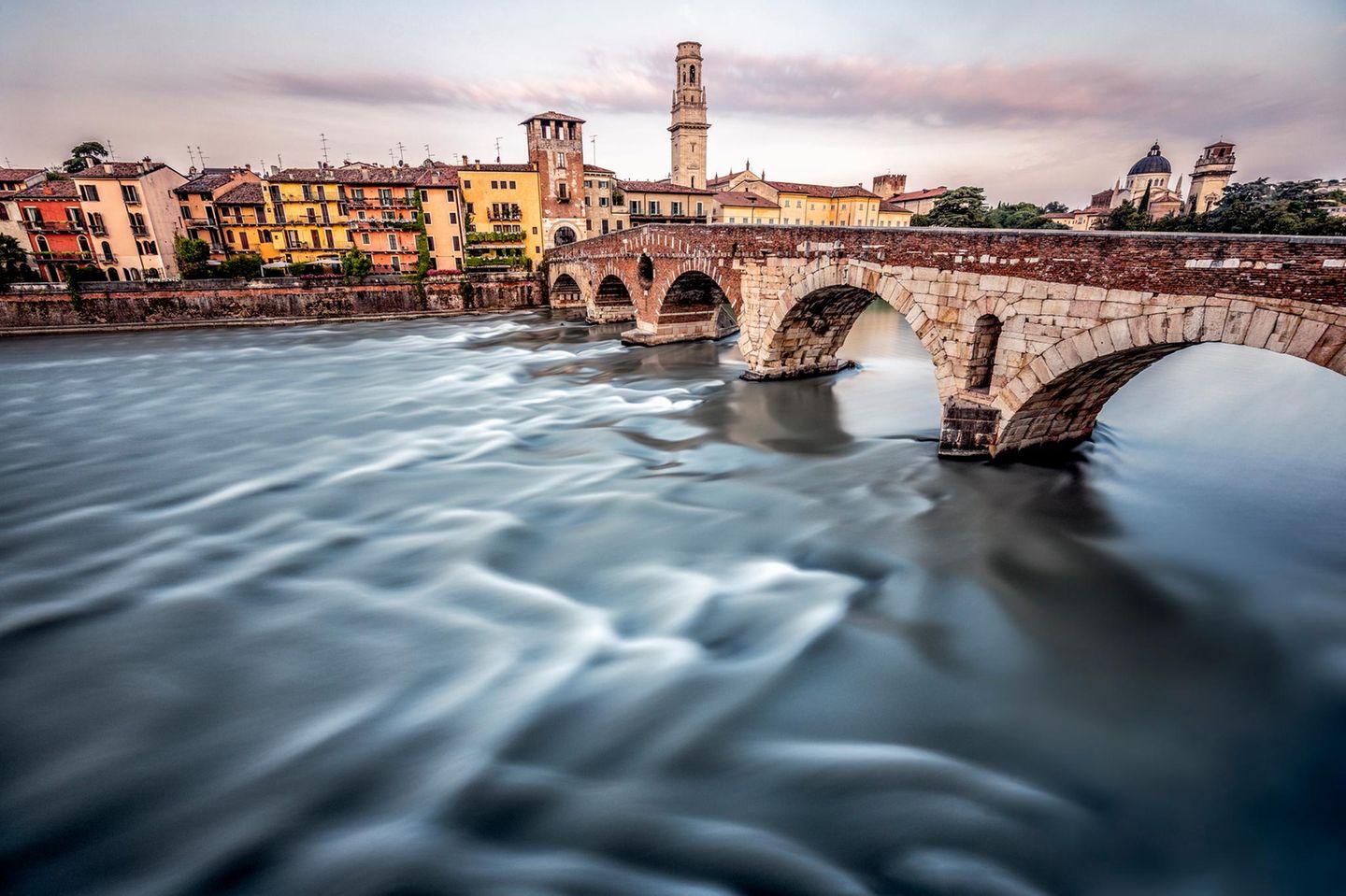 Verliebt in Verona: auf den Spuren von Romeo, Julia und den Römern Brücke Ponte Pietra, im Vordergrund Fluss, im Hintergrund Häuser