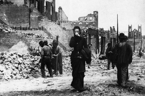 Tagelang hängt beißender Rauch über der Stadt. Im Schutt der Ruinen suchen die Bewohnerinnen und Bewohner zunächst nach Verletzten, dann nur noch nach Brauchbarem