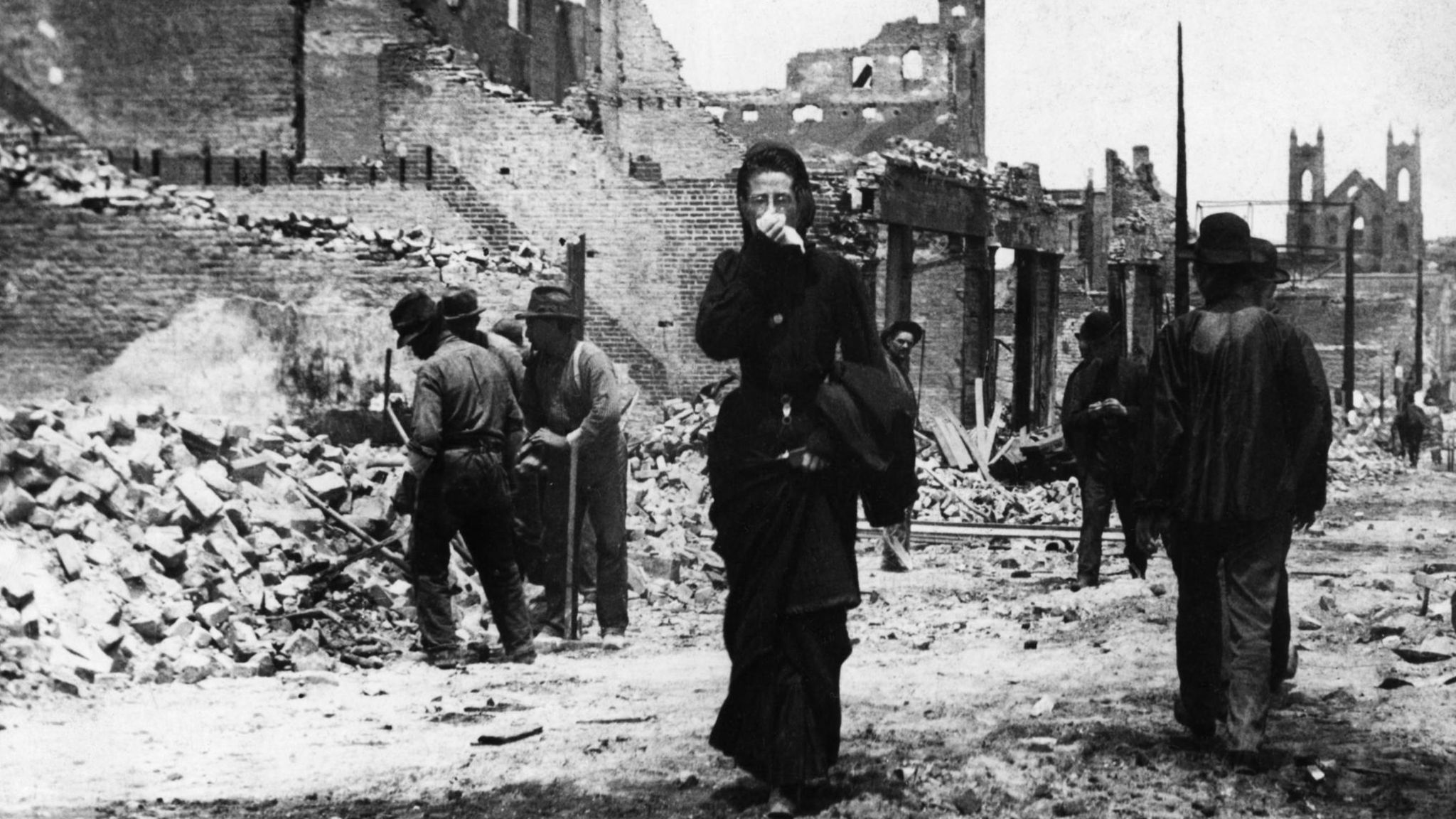 Tagelang hängt beißender Rauch über der Stadt. Im Schutt der Ruinen suchen die Bewohnerinnen und Bewohner zunächst nach Verletzten, dann nur noch nach Brauchbarem