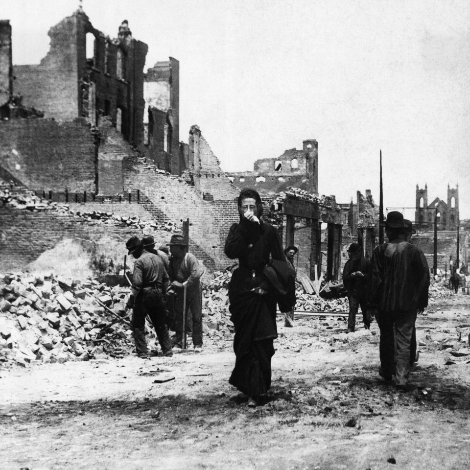 Tagelang hängt beißender Rauch über der Stadt. Im Schutt der Ruinen suchen die Bewohnerinnen und Bewohner zunächst nach Verletzten, dann nur noch nach Brauchbarem