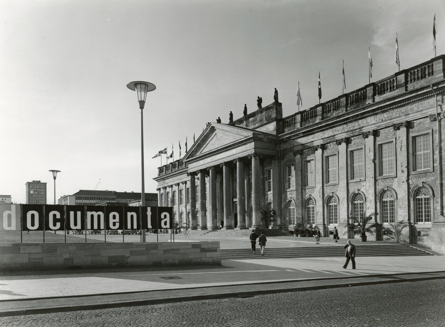 Werke von Picasso, Kandinsky und Arp sind 1955 im Fridericianum in Kassel zu sehen. Bis heute ist das Museum alle fünf Jahre Ausstellungsort der documenta