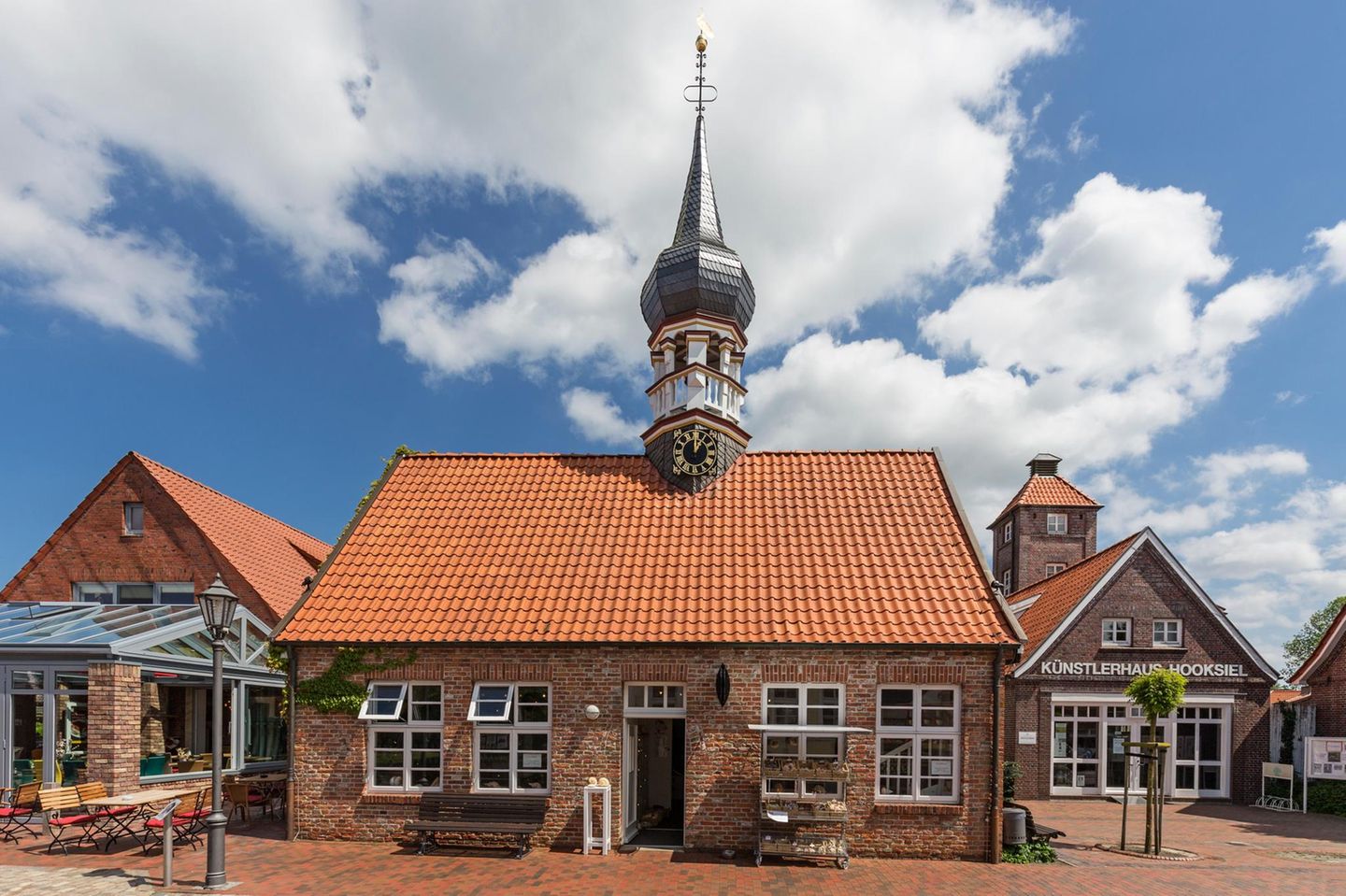 Hooksieler Muschelmuseum mit Zwiebelturm