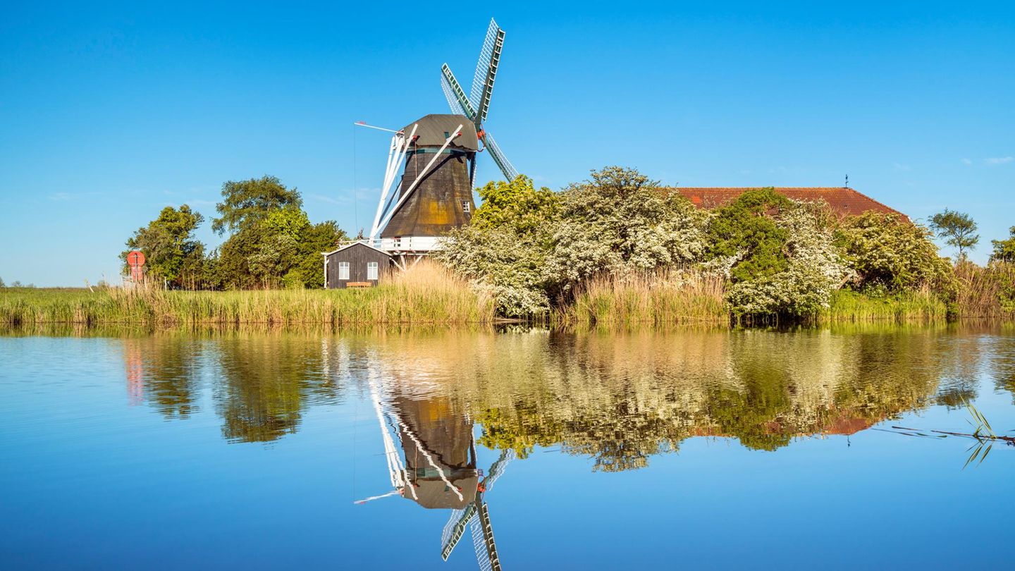 Windmühle Seriemer Mühle bei Neuharlingersiel, Ostfriesland