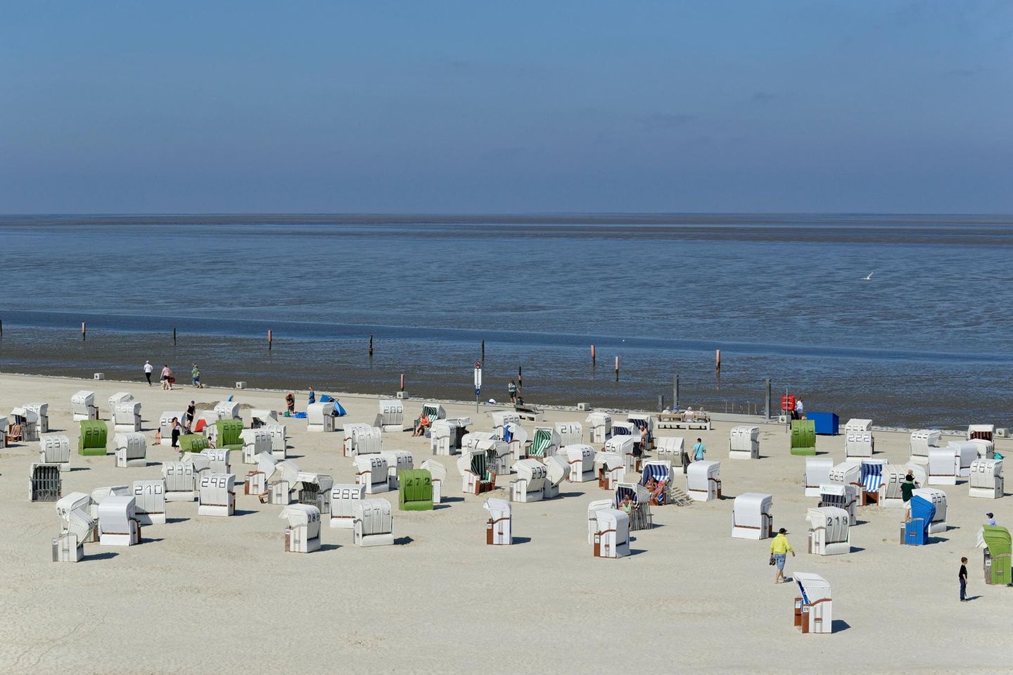 Ausblick über den Badestrand mit Strandkörben, Norden-Norddeich