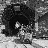 Männer in einem Minenwagen vor dem Montblanc-Stollen