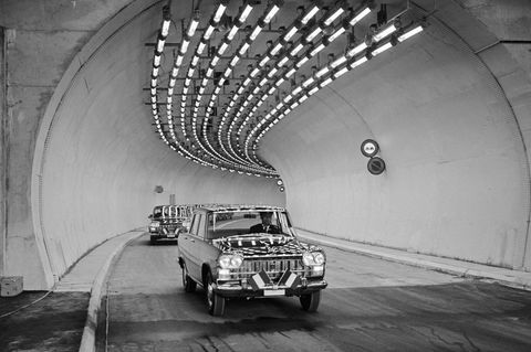 Die Wagenkolonne des italienischen Präsidenten Saragat durch den Montblanc-Tunnel