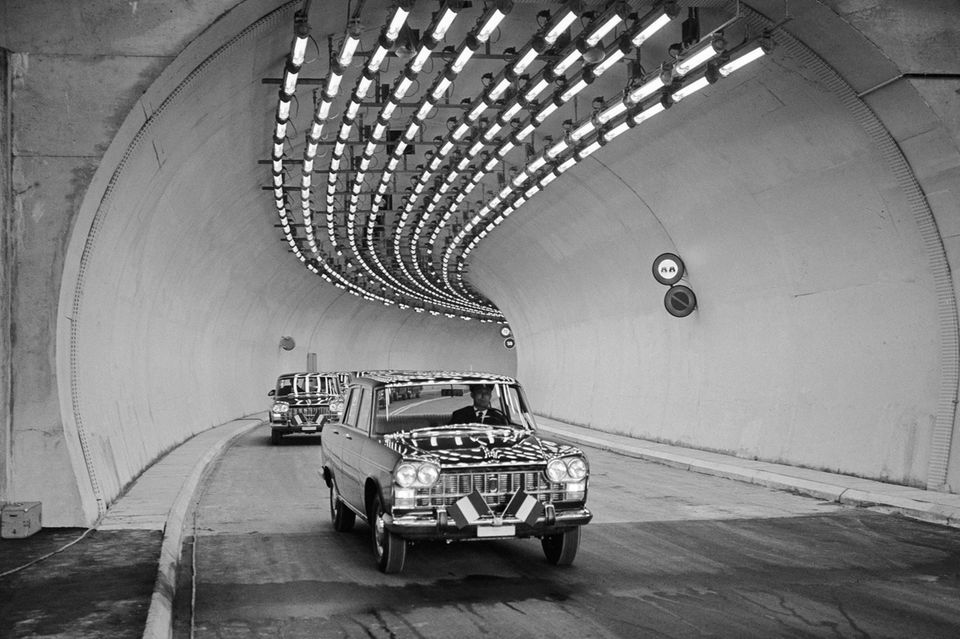 Die Wagenkolonne des italienischen Präsidenten Saragat durch den Montblanc-Tunnel 1