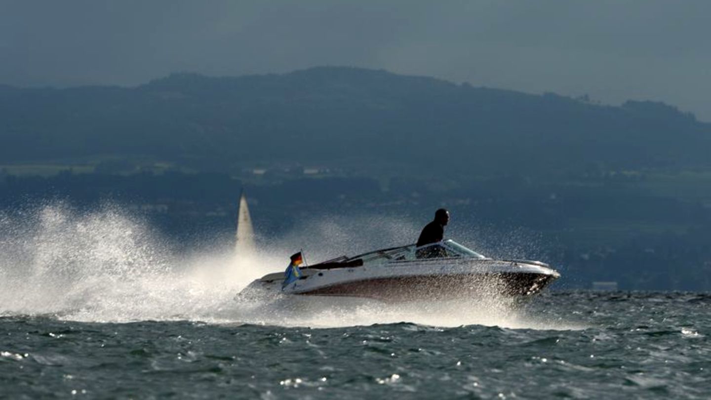 Schnelle Motorboote bringen zwar Spaß, können aber Pflanzen und Tieren in Seen enorm zusetzten