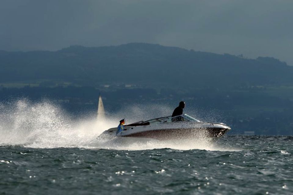 Schnelle Motorboote bringen zwar Spaß, können aber Pflanzen und Tieren in Seen enorm zusetzten 1.3333
