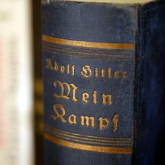 Hitlers "Mein Kampf" (hier einbändige Ausgabe von 1938) wurde ursprünglich in zwei Teilen veröffentlicht: Der erste Band von 1925 enthält biografische Passagen und die Geschichte der NSDAP bis zum Putschversuch 1923. Im zweiten Band von 1926 schreibt Hitler vor allem politische Ziele nieder 