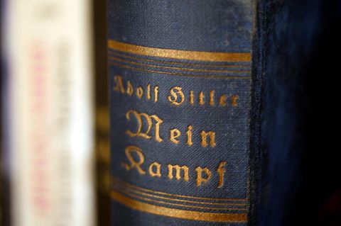 Hitlers "Mein Kampf" (hier einbändige Ausgabe von 1938) wurde ursprünglich in zwei Teilen veröffentlicht: Der erste Band von 1925 enthält biografische Passagen und die Geschichte der NSDAP bis zum Putschversuch 1923. Im zweiten Band von 1926 schreibt Hitler vor allem politische Ziele nieder 