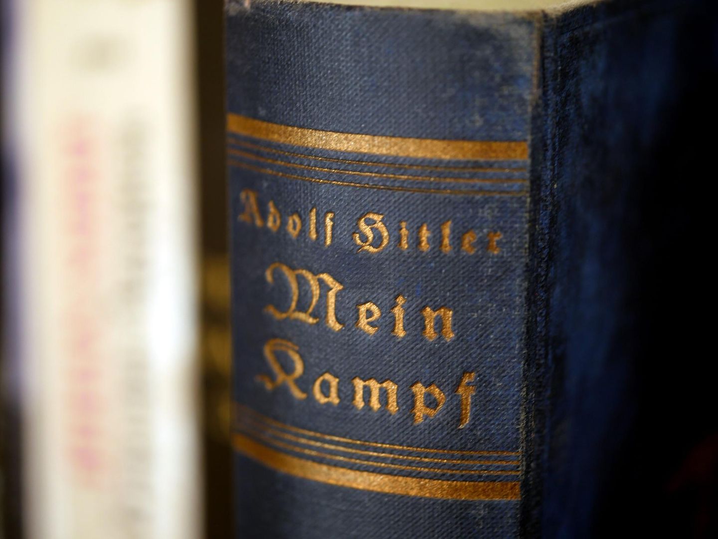 Hitlers "Mein Kampf" (hier einbändige Ausgabe von 1938) wurde ursprünglich in zwei Teilen veröffentlicht: Der erste Band von 1925 enthält biografische Passagen und die Geschichte der NSDAP bis zum Putschversuch 1923. Im zweiten Band von 1926 schreibt Hitler vor allem politische Ziele nieder 