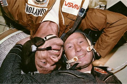 Schwerelos: Rund 230 Kilometer über der Erdoberfläche treffen Kosmonaut Alexei Leonow (rechts) und US-Astronaut Deke Slayton aufeinander. Dem Kalten Krieg zum Trotz koppeln im Juli 1975 eine amerikanische "Apollo"-Kapsel und ein sowjetisches "Sojus"-Raumschiff im Erdorbit aneinander, ein wahres Zeichen der Brüderlichkeit im Weltall