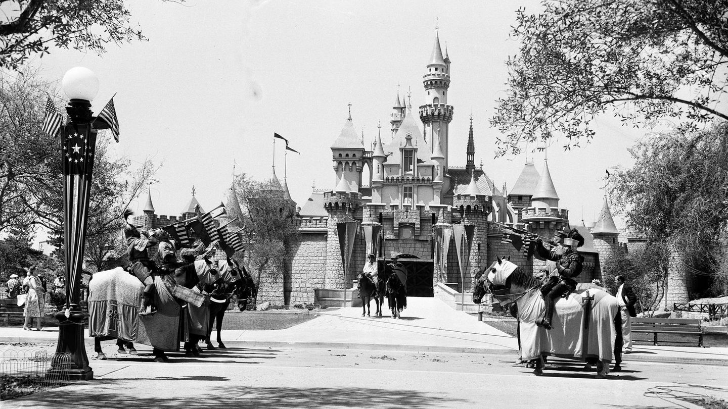 Märchenhafte Kulisse Dornröschen-Schloss im Disneyland in Anaheim, Kalifornien