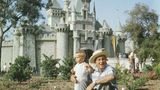 Walt Disney mit seinem Enkel am Eröffnungstag seines Themenparks in Anaheim