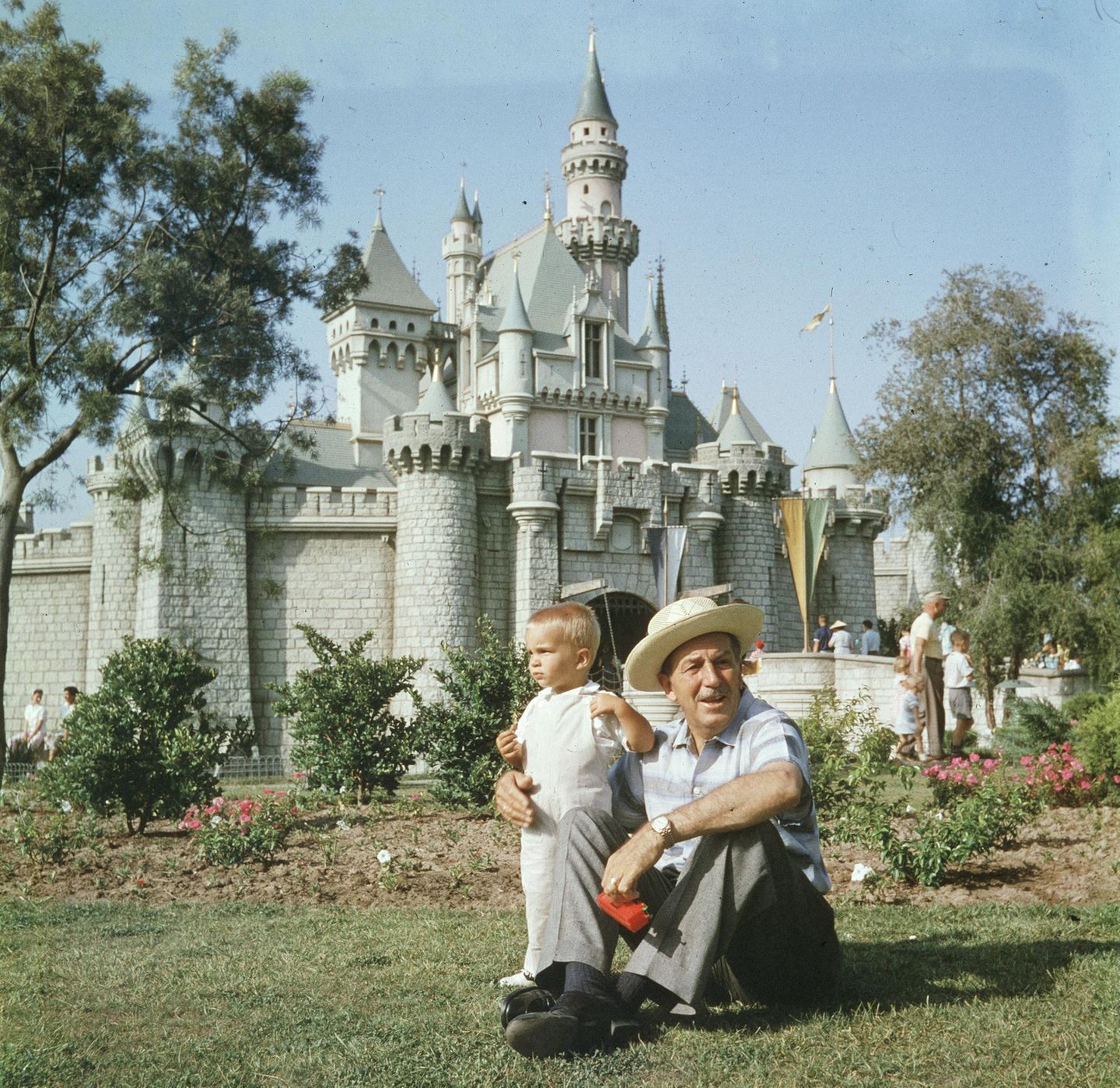 Walt Disney mit seinem Enkel am Eröffnungstag seines Themenparks in Anaheim