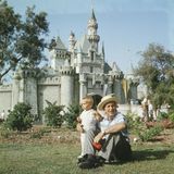 Walt Disney mit seinem Enkel am Eröffnungstag seines Themenparks in Anaheim