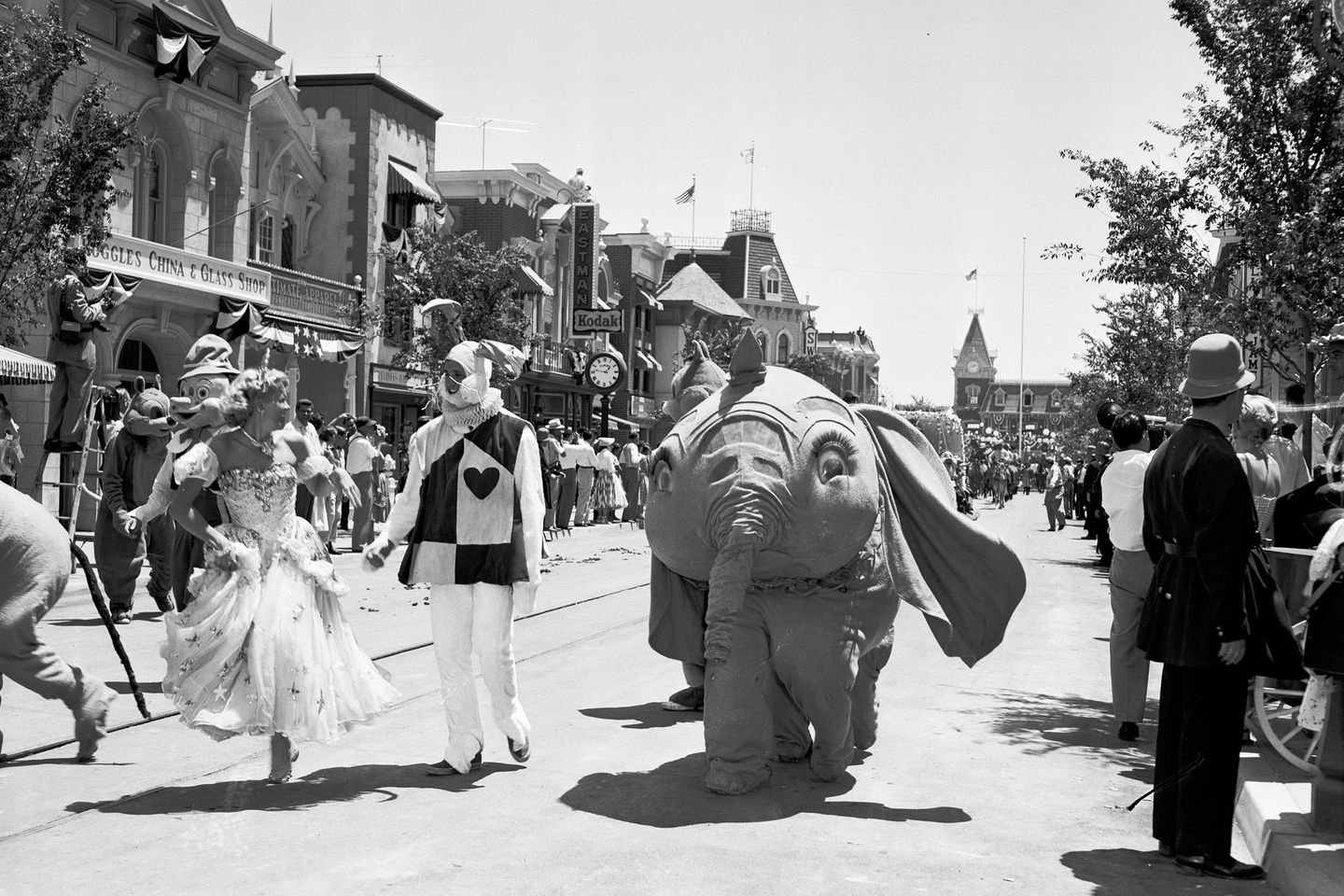 Verkleidete Menschen laufen über eine Straße in Disneyland in Kalifornien