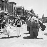 Verkleidete Menschen laufen über eine Straße in Disneyland in Kalifornien