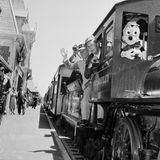 Walt Disney guckt aus einer Miniatureisenbahn im Disneyland, Anaheim