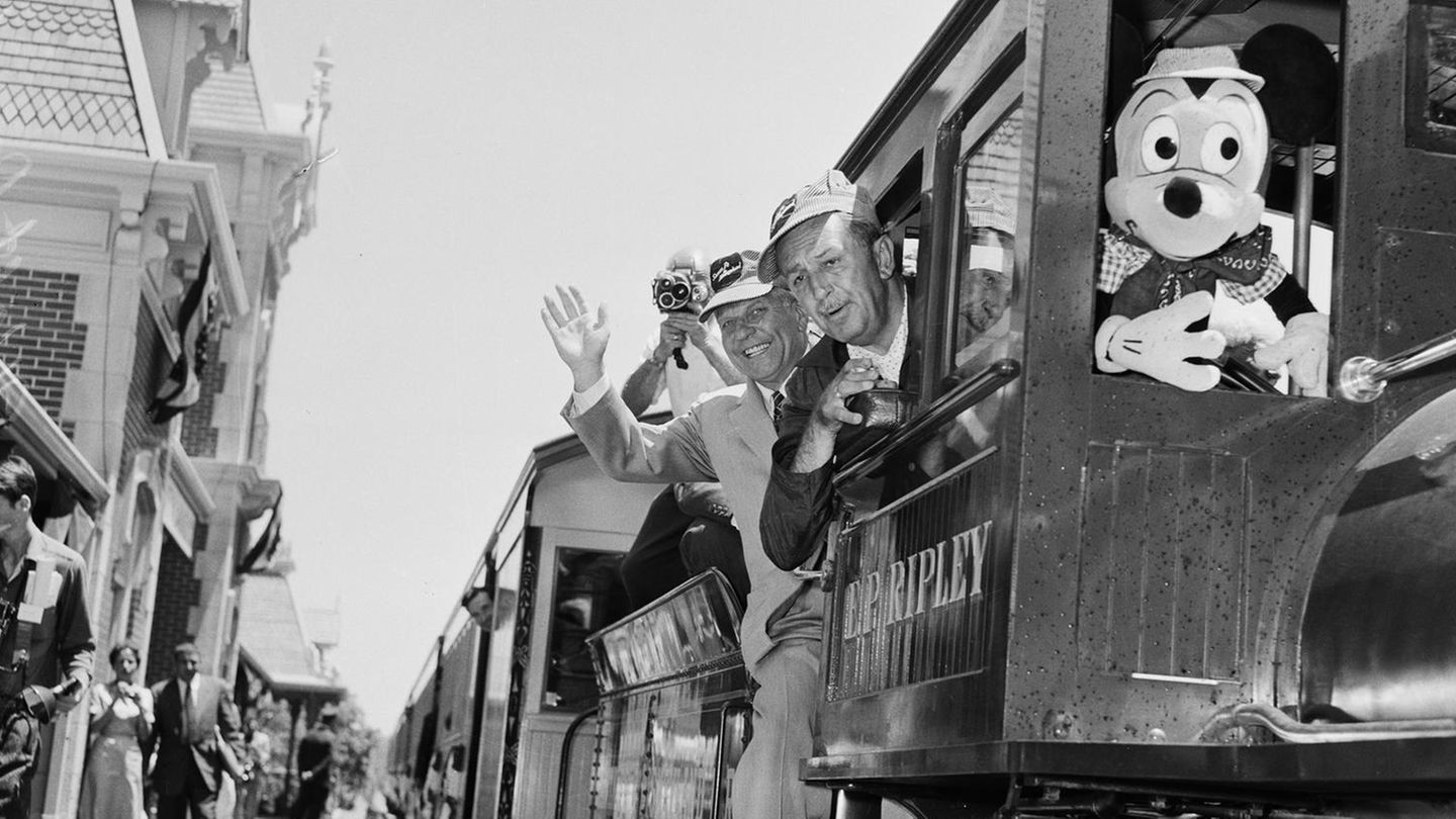 Rundfahrt durch die heile Welt Walt Disney guckt aus einer Miniatureisenbahn im Disneyland, Anaheim