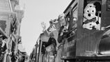 Walt Disney guckt aus einer Miniatureisenbahn im Disneyland, Anaheim