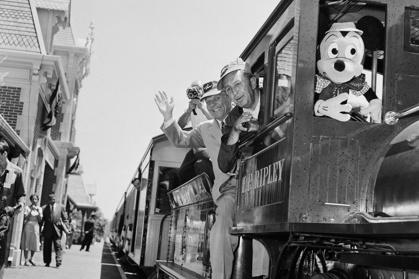 Rundfahrt durch die heile Welt Walt Disney guckt aus einer Miniatureisenbahn im Disneyland, Anaheim