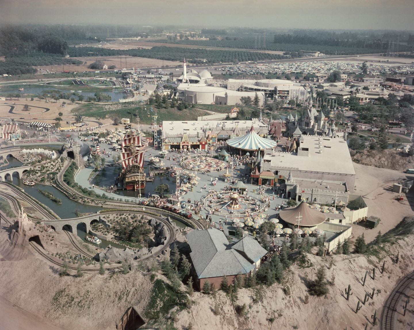 Spielplatz für alle Fahrgeschäfte im Disneyland in Anaheim, 1965