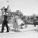 Menschen feiern die Eröffnung von Disneyland in Anaheim