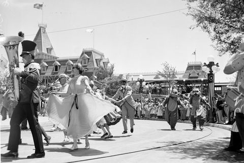 Menschen feiern die Eröffnung von Disneyland in Anaheim