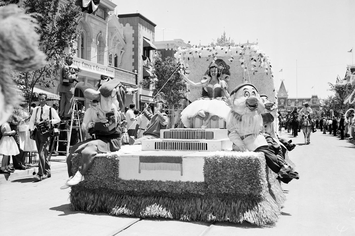 Glänzende Inszenierung Ein Wagen mit Schneewittchen und den sieben Zwergen fährt durch Disneyland