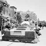 Ein Wagen mit Schneewittchen und den sieben Zwergen fährt durch Disneyland