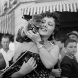 US-Schauspielerin Kathleen Case posiert mit einem Affen bei der Eröffnung von Disneyland in Anaheim, Kalifornien