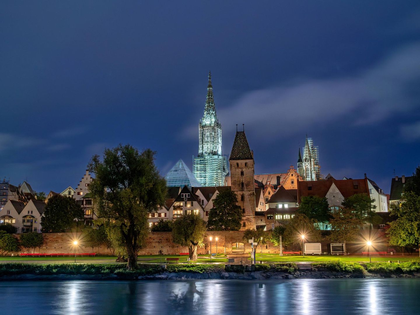 Blick auf das Ulmer Münster mit Donau bei Nacht