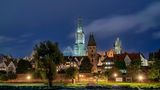 Blick auf das Ulmer Münster mit Donau bei Nacht