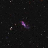 IC 2574 ist eine unregelmäßige Zwerggalaxie im Sternbild Großer Bär, nur zwölf Millionen Lichtjahre von uns entfernt. Ihr Durchmesser ist mit 45.000 Lichtjahren nur etwa halb so groß wie der unserer Milchstraße. In ihrer Region aus leuchtendem Wasserstoff zeigt sie deutliche Anzeichen intensiver Sternbildung, angefacht durch Sternenwinde und Supernovae.