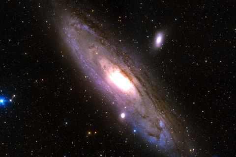 Die Andromedagalaxie ist mit 2,5 Millionen Lichtjahren das entfernteste kosmische Objekt, das wir mit bloßem Auge am Nachthimmel ausmachen können. Sie umfasst etwa eine Billion Sonnenmassen, allein das Schwarze Loch in ihrem Zentrum ist so schwer wie 100 Millionen Sonnenmassen. Die Andromedagalaxie bewegt sich auf uns zu. Aber anders als frühere Berechnungen nahelegten, könnte sie in einigen Milliarden Jahren unsere galaktische Heimat verfehlen. Aber auch dann wird sie, in rund fünf Milliarden Jahren, sehr eindrucksvoll am Himmel prangen.