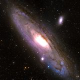 Die Andromedagalaxie ist mit 2,5 Millionen Lichtjahren das entfernteste kosmische Objekt, das wir mit bloßem Auge am Nachthimmel ausmachen können. Sie umfasst etwa eine Billion Sonnenmassen, allein das Schwarze Loch in ihrem Zentrum ist so schwer wie 100 Millionen Sonnenmassen. Die Andromedagalaxie bewegt sich auf uns zu. Aber anders als frühere Berechnungen nahelegten, könnte sie in einigen Milliarden Jahren unsere galaktische Heimat verfehlen. Aber auch dann wird sie, in rund fünf Milliarden Jahren, sehr eindrucksvoll am Himmel prangen.