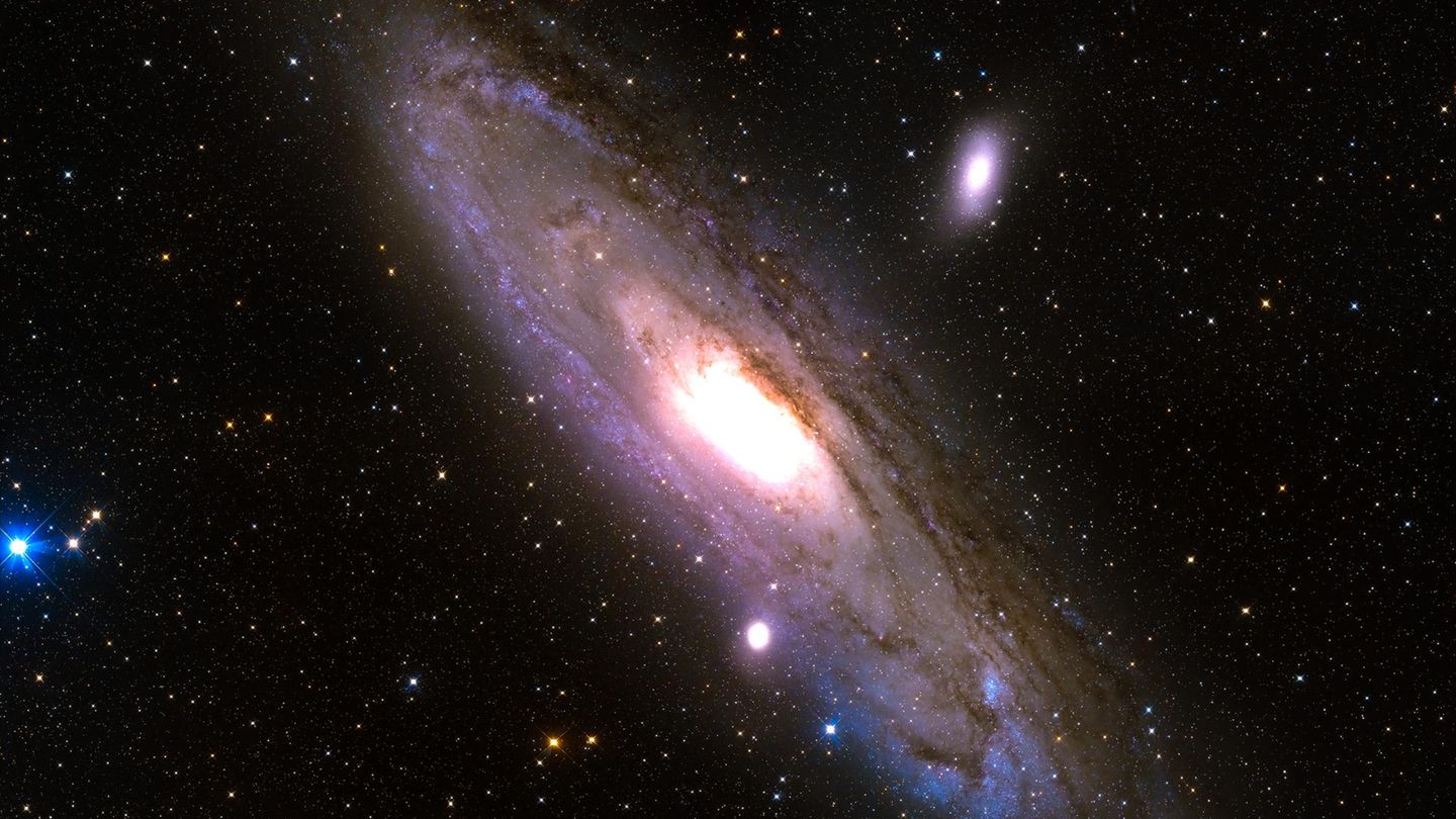 Die Andromedagalaxie ist mit 2,5 Millionen Lichtjahren das entfernteste kosmische Objekt, das wir mit bloßem Auge am Nachthimmel ausmachen können. Sie umfasst etwa eine Billion Sonnenmassen, allein das Schwarze Loch in ihrem Zentrum ist so schwer wie 100 Millionen Sonnenmassen. Die Andromedagalaxie bewegt sich auf uns zu. Aber anders als frühere Berechnungen nahelegten, könnte sie in einigen Milliarden Jahren unsere galaktische Heimat verfehlen. Aber auch dann wird sie, in rund fünf Milliarden Jahren, sehr eindrucksvoll am Himmel prangen.