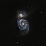 Um den hellen Kern von M 51 winden sich zwei Spiralarme, von denen einer eine Verbindung zur kleineren Begleitgalaxie NGC 5195 herstellt. Aufgrund von Gezeitenwechselwirkung mit NGC 5195 entstehen in M 51 gerade außergewöhnlich viele Sterne. Daher ist sie auch besonders reich an jungen und zudem massereichen Sternen. Am Nachthimmel sitzt das ungleiche Galaxienpaar am Nordhimmel im Sternbild Jagdhunde, südlich des Großen Wagens. 