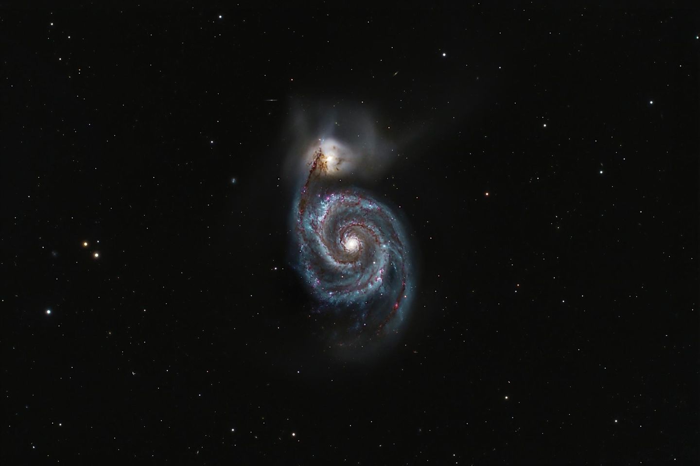 Die Whirlpool-Galaxie Um den hellen Kern von M 51 winden sich zwei Spiralarme, von denen einer eine Verbindung zur kleineren Begleitgalaxie NGC 5195 herstellt. Aufgrund von Gezeitenwechselwirkung mit NGC 5195 entstehen in M 51 gerade außergewöhnlich viele Sterne. Daher ist sie auch besonders reich an jungen und zudem massereichen Sternen. Am Nachthimmel sitzt das ungleiche Galaxienpaar am Nordhimmel im Sternbild Jagdhunde, südlich des Großen Wagens.
