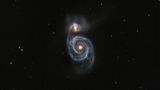 Um den hellen Kern von M 51 winden sich zwei Spiralarme, von denen einer eine Verbindung zur kleineren Begleitgalaxie NGC 5195 herstellt. Aufgrund von Gezeitenwechselwirkung mit NGC 5195 entstehen in M 51 gerade außergewöhnlich viele Sterne. Daher ist sie auch besonders reich an jungen und zudem massereichen Sternen. Am Nachthimmel sitzt das ungleiche Galaxienpaar am Nordhimmel im Sternbild Jagdhunde, südlich des Großen Wagens. 