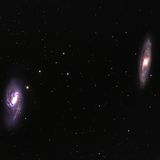 Die beiden Spiralgalaxien M 66 (links) und M 65 (rechts) befinden sich 29 und 32 Millionen Lichtjahre von uns entfernt im Sternbild Löwe. Gemeinsam mit NGC 3628 (nicht im Bild) bilden sie das Leo-Triplet. M 66 ist mit seinem Durchmesser von etwa 100.000 Lichtjahren bereits mit einem lichtstarken Fernglas zu sehen. M 65 ist mit rund 90.000 Lichtjahren etwas kleiner. 