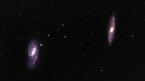 Die beiden Spiralgalaxien M 66 (links) und M 65 (rechts) befinden sich 29 und 32 Millionen Lichtjahre von uns entfernt im Sternbild Löwe. Gemeinsam mit NGC 3628 (nicht im Bild) bilden sie das Leo-Triplet. M 66 ist mit seinem Durchmesser von etwa 100.000 Lichtjahren bereits mit einem lichtstarken Fernglas zu sehen. M 65 ist mit rund 90.000 Lichtjahren etwas kleiner. 