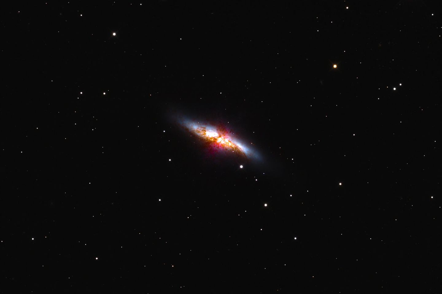 Die Zigarrengalaxie Auf die Spiralgalaxie M 82 blicken wir von der Seite. Den Spitznamen verdankt sie ihrer länglichen Gestalt, aber auch ihrer starken Starburst-Aktivität: In kurzer Zeit bilden sich in ihr immens viele junge neue Sterne. Ausgelöst hat dies vermutlich eine enge Begegnung mit der Nachbargalaxie M 81. Senkrecht zur Scheibe sehen wir auffällige Gasausflüsse und kosmische Staubstreifen – solche besonderen Merkmale machen M 82 zu einem beliebten Fotoobjekt für Astrofotografen wie Bruno Mattern.