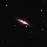 Auf die Spiralgalaxie M 82 blicken wir von der Seite. Den Spitznamen verdankt sie ihrer länglichen Gestalt, aber auch ihrer starken Starburst-Aktivität: In kurzer Zeit bilden sich in ihr immens viele junge neue Sterne. Ausgelöst hat dies vermutlich eine enge Begegnung mit der Nachbargalaxie M 81. Senkrecht zur Scheibe sehen wir auffällige Gasausflüsse und kosmische Staubstreifen – solche besonderen Merkmale machen M 82 zu einem beliebten Fotoobjekt für Astrofotografen wie Bruno Mattern.