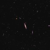 Auf die Balken-Spiralgalaxie NGC 4216 blicken wir von der Seite. Vor dem Hintergrund des hellen Kernbereichs sind dunkle Staubwolken gut zu erkennen. NGC 4216 ist äußerst massereich und hat einen Durchmesser von etwa 130.000 Lichtjahren. Von unserer Galaxie ist sie gut 54 Millionen Lichtjahre entfernt. 